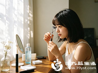 尽量减少使用假睫毛、睫毛夹等工具 尽量减少使用假睫毛、睫毛夹等工具