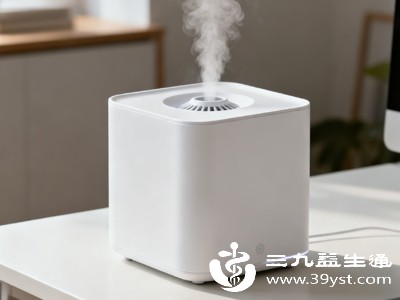 保持室内空气湿润，夜间使用空调或暖气时，可放置加湿器，将室内湿度控制在50%-60%
