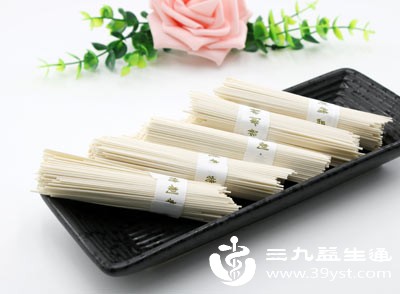 可适当增加面条长度和食用量,每日1-2次,每次10-20克,可搭配多种蔬菜和少量肉类,锻炼宝宝的味觉和咀嚼能力 可适当增加面条长度和食用量,每日1-2次,每次10-20克,可搭配多种蔬菜和少量肉类,锻炼宝宝的味觉和咀嚼能力