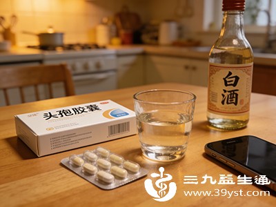 头孢类药物会影响酒精在体内的代谢过程,导致一种名为乙醛的有毒物质在体内蓄积,从而引发“双硫仑样反应” 头孢类药物会影响酒精在体内的代谢过程,导致一种名为乙醛的有毒物质在体内蓄积,从而引发“双硫仑样反应”