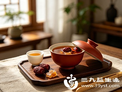 红糖红枣水味道甘甜,能提高饮用者的饮水意愿,帮助补充身体所需水分 红糖红枣水味道甘甜,能提高饮用者的饮水意愿,帮助补充身体所需水分