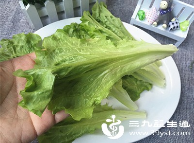 食用沙拉时,增加绿叶蔬菜(如生菜、菠菜) 食用沙拉时,增加绿叶蔬菜(如生菜、菠菜)
