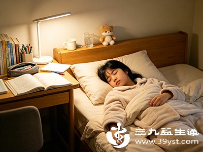 睡眠时选择高度适宜的枕头,优先仰卧,若侧睡需定期更换方向,减少面部压迫 睡眠时选择高度适宜的枕头,优先仰卧,若侧睡需定期更换方向,减少面部压迫