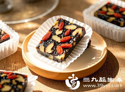 阿胶糕中通常含有阿胶、芝麻、核桃等成分，在传统认知中具有一定的润燥作用