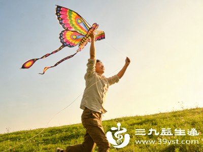 户外放风筝时,抬头远眺、缓步游走、手臂舒展,可活动肩颈筋骨、疏通全身气血,缓解秋日慵懒乏力的状态 户外放风筝时,抬头远眺、缓步游走、手臂舒展,可活动肩颈筋骨、疏通全身气血,缓解秋日慵懒乏力的状态