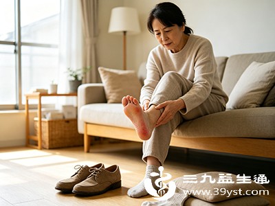 脚后跟磨红疼痛时,立即停穿磨脚鞋,让脚部充分休息 脚后跟磨红疼痛时,立即停穿磨脚鞋,让脚部充分休息