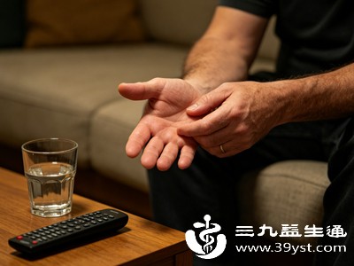 糖尿病患者长期血糖控制不佳，会损伤周围神经，导致手掌发麻，常伴随指尖刺痛、感觉减退，麻木多对称出现