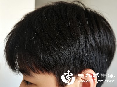 头发的颜色由毛囊中的黑色素细胞合成的黑色素决定,当黑色素细胞功能衰退或数量减少,无法正常分泌黑色素时,新长出的头发就会呈现白色 头发的颜色由毛囊中的黑色素细胞合成的黑色素决定,当黑色素细胞功能衰退或数量减少,无法正常分泌黑色素时,新长出的头发就会呈现白色