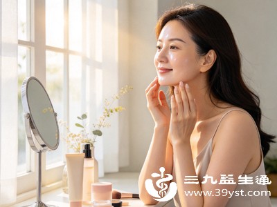 涂抹保湿力强的乳液或面霜,厚敷15分钟作为局部急救,帮助快速补水修复 涂抹保湿力强的乳液或面霜,厚敷15分钟作为局部急救,帮助快速补水修复