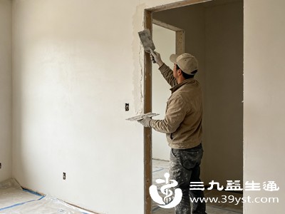 腻子中含有的胶水、固化剂等成分会释放VOCs,包括甲醛、苯系物等有害物质 腻子中含有的胶水、固化剂等成分会释放VOCs,包括甲醛、苯系物等有害物质