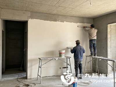 腻子干燥过程中需要保持一定湿度,若通风不当,墙面易滋生霉菌和细菌 腻子干燥过程中需要保持一定湿度,若通风不当,墙面易滋生霉菌和细菌