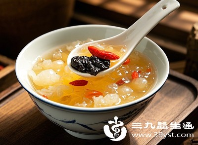 可在专业指导下通过食疗辅助调理，如食用梨、百合、银耳等滋阴润燥的食物