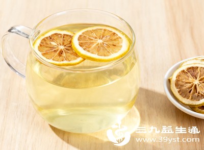 新鲜柠檬的维生素C含量更高，且无添加剂，相比柠檬干、柠檬茶包更适合减肥饮用