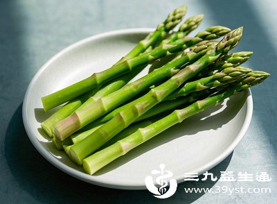 芦笋，镁含量约10毫克/100克，富含叶酸和膳食纤维，清炒或焯水后凉拌均可，营养易吸收