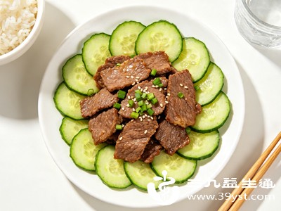 黄瓜的清爽口感可中和牛肉的油腻感，提升饮食体验，同时维生素C能促进牛肉中铁元素的吸收，提高营养利用率