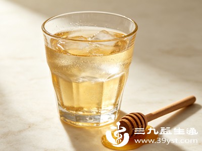 正常适量饮用纯蜂蜜水，不仅不会长胖，还能改善身体亚健康状态，是性价比极高的养生饮品