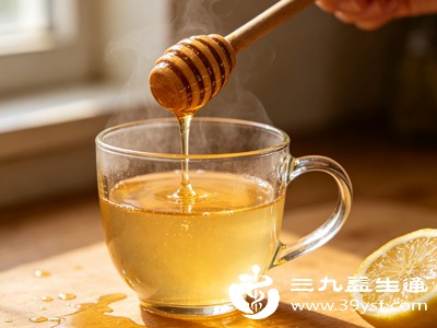 成人养生饮用蜂蜜，每日控制在10-20克即可，一勺的量刚好满足身体滋养需求，不会造成热量超标