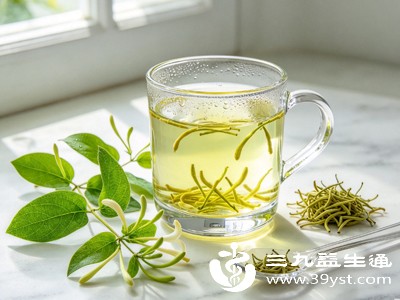 金银花露是以金银花为原料蒸馏制成的饮品,中医认为金银花性寒,味甘,具有清热解毒、疏散风热的作用,多用于缓解风热引起的咽喉肿痛、口舌生疮、暑热烦躁等热证 金银花露是以金银花为原料蒸馏制成的饮品,中医认为金银花性寒,味甘,具有清热解毒、疏散风热的作用,多用于缓解风热引起的咽喉肿痛、口舌生疮、暑热烦躁等热证