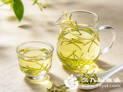 六个月以内的小月龄宝宝,不建议喝金银花露 六个月以内的小月龄宝宝,不建议喝金银花露