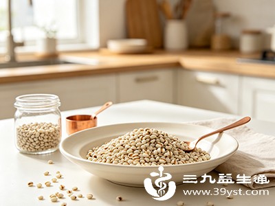薏米是去湿气的经典食材，具有利水渗湿的作用
