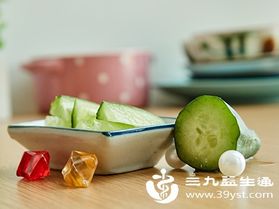 新鲜蔬菜，如黄瓜
