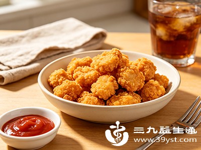 炸鸡、薯条、肥肉等油腻油炸食物不易消化，加重胃肠道负担，影响营养吸收