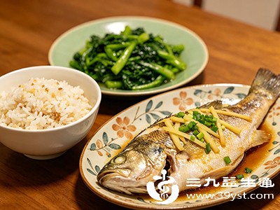 避免单一饮食，保证营养全面均衡，合理搭配蛋白质、维生素、矿物质等