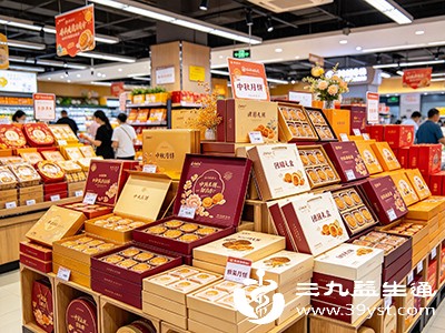月饼的“名字”往往很诱人,但真正决定它是否健康的,是配料表和营养成分 月饼的“名字”往往很诱人,但真正决定它是否健康的,是配料表和营养成分