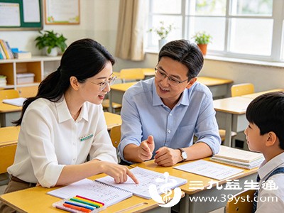 主动与学校老师沟通，了解孩子在学校的表现，共同制定针对性的教育方案