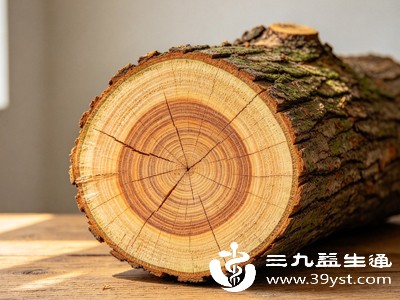 樟木的香气来源于其含有的天然挥发油,这种气味对蚊虫、螨虫、衣鱼等有害生物具有强烈的驱避作用,却对人体无害 樟木的香气来源于其含有的天然挥发油,这种气味对蚊虫、螨虫、衣鱼等有害生物具有强烈的驱避作用,却对人体无害