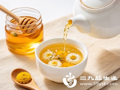 体内燥热,大便干结难排,蜂蜜润肠,搭配菊花清内热,温和改善燥热型便秘 体内燥热,大便干结难排,蜂蜜润肠,搭配菊花清内热,温和改善燥热型便秘