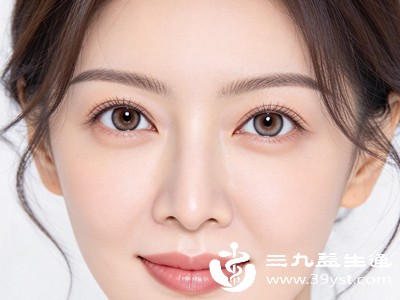 美瞳镜片质地偏软,摘取、佩戴时如果指甲过长、手上有灰尘杂质,很容易划伤角膜上皮 美瞳镜片质地偏软,摘取、佩戴时如果指甲过长、手上有灰尘杂质,很容易划伤角膜上皮