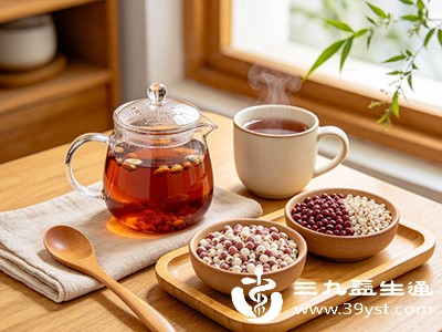 红豆芡实薏仁茶中的芡实具有一定的收敛作用，在感冒发热期间饮用