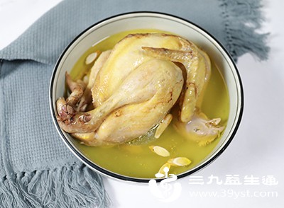 鸡汤、鸡骨汤中溶解了大量嘌呤,属于高嘌呤饮品,需要控制尿酸的人群应避免饮用 鸡汤、鸡骨汤中溶解了大量嘌呤,属于高嘌呤饮品,需要控制尿酸的人群应避免饮用