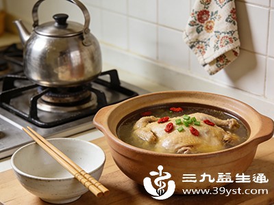 烹饪时选择水煮后弃汤食用的方式,避免喝鸡汤 烹饪时选择水煮后弃汤食用的方式,避免喝鸡汤