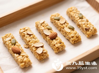 市面上的燕麦饼干、燕麦棒、燕麦巧克力等零食，虽打着“燕麦”旗号，但往往添加了大量油脂、糖分和添加剂，热量远超纯燕麦片，减肥期间应尽量避免