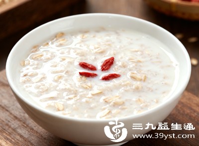 很多人喜欢用牛奶、蜂蜜、坚果搭配燕麦，减肥期间需注意分量