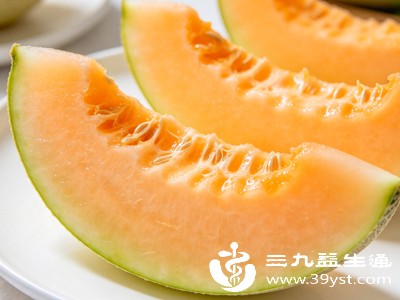 甜瓜属于低热量水果,每100克甜瓜的热量仅为26-35千卡左右,远低于同等重量的米饭、蛋糕等食物 甜瓜属于低热量水果,每100克甜瓜的热量仅为26-35千卡左右,远低于同等重量的米饭、蛋糕等食物