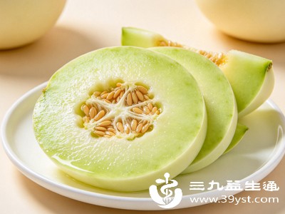 吃甜瓜建议每次控制在200-300克,大约是1-2小块,这样既能享受美味,又能避免糖分和热量摄入过多 吃甜瓜建议每次控制在200-300克,大约是1-2小块,这样既能享受美味,又能避免糖分和热量摄入过多