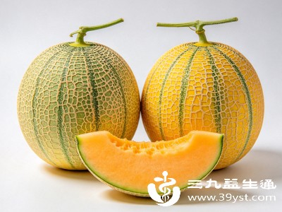 吃甜瓜时可以搭配一些富含蛋白质或膳食纤维的食物,比如搭配一小把坚果、一杯酸奶,既能延缓糖分吸收,又能增强饱腹感 吃甜瓜时可以搭配一些富含蛋白质或膳食纤维的食物,比如搭配一小把坚果、一杯酸奶,既能延缓糖分吸收,又能增强饱腹感
