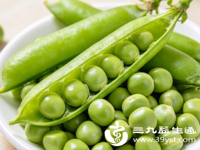 豌豆膳食纤维丰富，肠胃虚弱、容易腹胀、消化不良的人群，不宜过量食用，否则会加重肠胃负担，引发胀气、腹痛