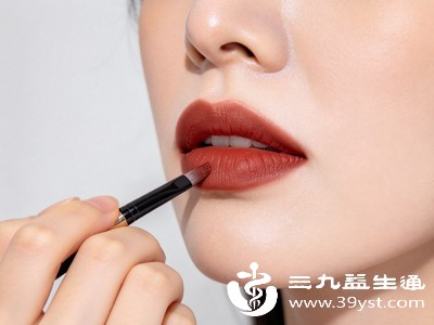 日常按需涂抹温和润唇膏,睡前厚涂敷唇膜,深度滋养唇部 日常按需涂抹温和润唇膏,睡前厚涂敷唇膜,深度滋养唇部
