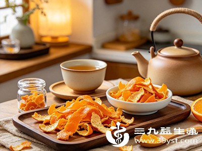 陈皮是新鲜橘子皮经过特定加工和长期陈化而成的 陈皮是新鲜橘子皮经过特定加工和长期陈化而成的