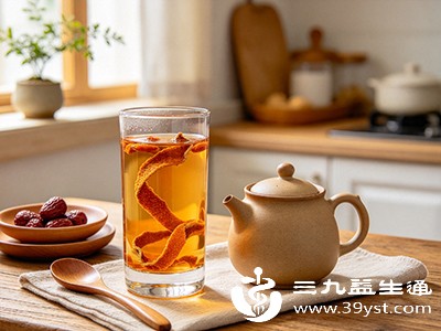 即使是选择陈皮泡水,也需注意适量饮用,过量饮用可能会导致上火等不适 即使是选择陈皮泡水,也需注意适量饮用,过量饮用可能会导致上火等不适