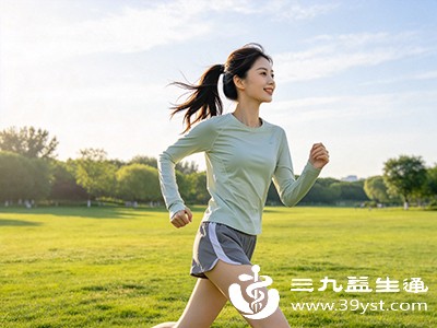 推荐快走、慢跑、游泳、骑自行车等有氧运动，可持续消耗能量、平稳降血糖