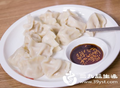 吃饺子尽量少蘸红油、辣酱、芝麻酱,这些调料是隐形热量杀手,搭配清汤、陈醋即可,清淡吃法更利于减脂 吃饺子尽量少蘸红油、辣酱、芝麻酱,这些调料是隐形热量杀手,搭配清汤、陈醋即可,清淡吃法更利于减脂