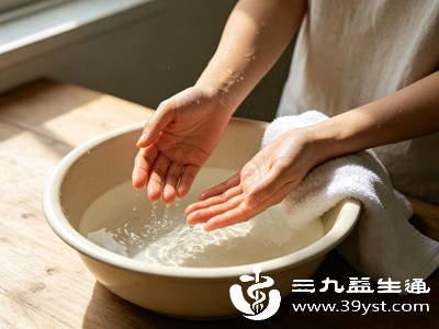 用热毛巾热敷15-20分钟，每天2-3次，促进血液循环