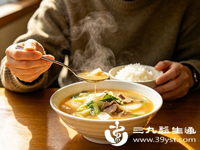 如果习惯边吃边喝,选择清汤或蔬菜汤 如果习惯边吃边喝,选择清汤或蔬菜汤