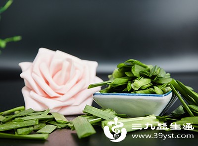 食用韭菜时需彻底清洗干净,并采用炒、煮等方式煮熟后再吃,避免生食或半生食 食用韭菜时需彻底清洗干净,并采用炒、煮等方式煮熟后再吃,避免生食或半生食