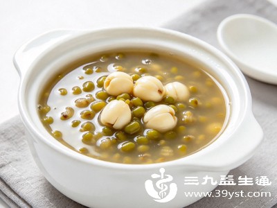 绿豆清表层燥热,莲子清内心虚火,二者搭配相辅相成,既能缓解心烦气躁、头晕闷热的状态,又能滋养心神、舒缓神经 绿豆清表层燥热,莲子清内心虚火,二者搭配相辅相成,既能缓解心烦气躁、头晕闷热的状态,又能滋养心神、舒缓神经